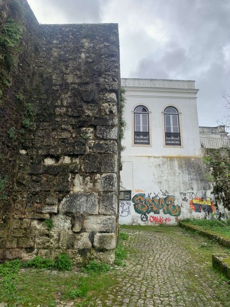 Esta imagem tem um texto alternativo em branco, o nome da imagem é Santarem-PortaDeSantiago2-450x600.jpg